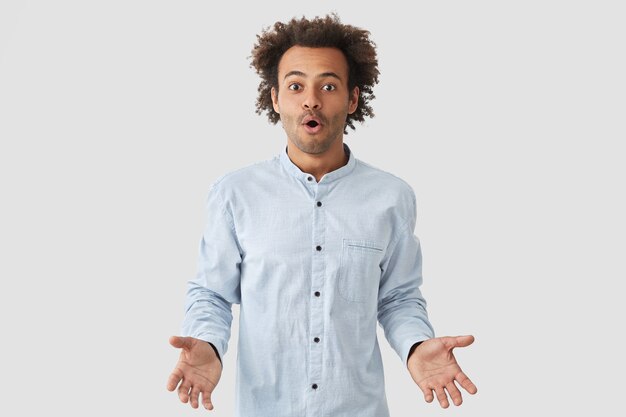 Portrait de jeune homme aux cheveux bouclés portant chemise