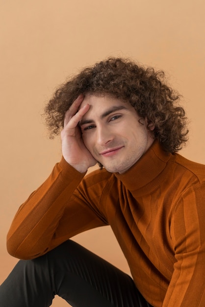 Photo gratuite portrait jeune homme aux cheveux bouclés