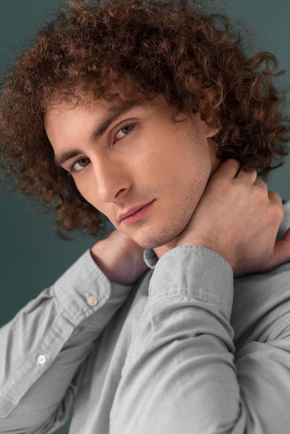 Portrait jeune homme aux cheveux bouclés