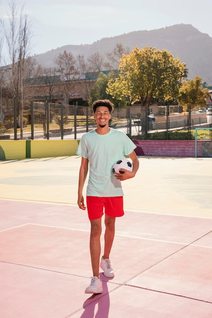Photo gratuite portrait jeune homme avec ballon de football