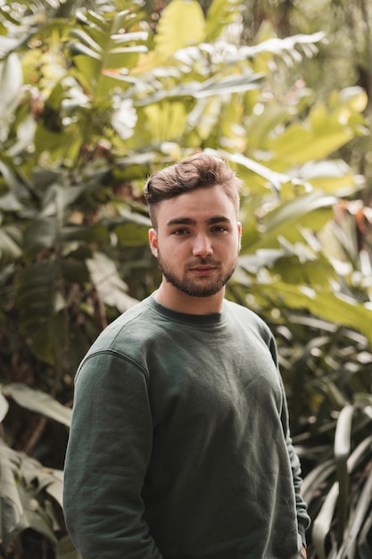 Portrait d'un jeune homme caucasien beau dans un parc