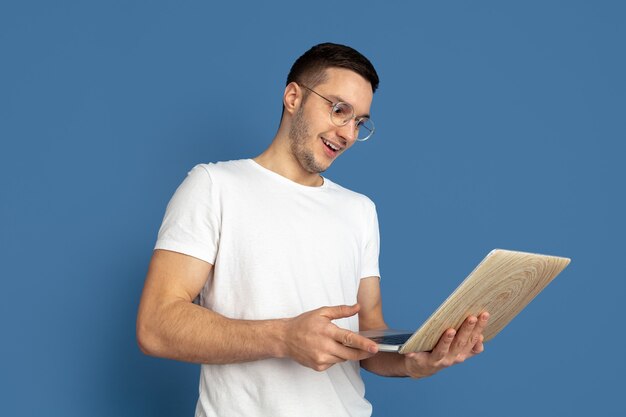 Portrait de jeune homme caucasien sur bleu