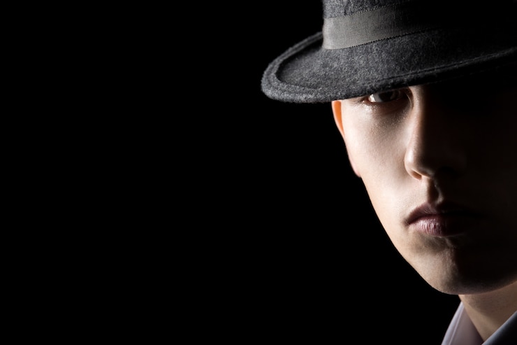 Photo gratuit portrait d'un jeune homme avec un chapeau