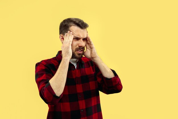 Portrait De Jeune Homme En Chemise. Vue De Face. Couleurs à La Mode. Penser Ou Souffrir De Douleur.