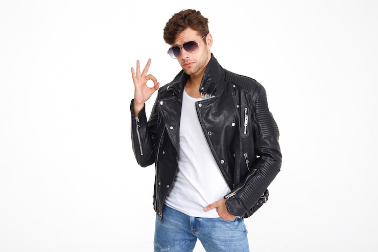 Photo gratuit portrait d'un jeune homme confiant dans une veste en cuir
