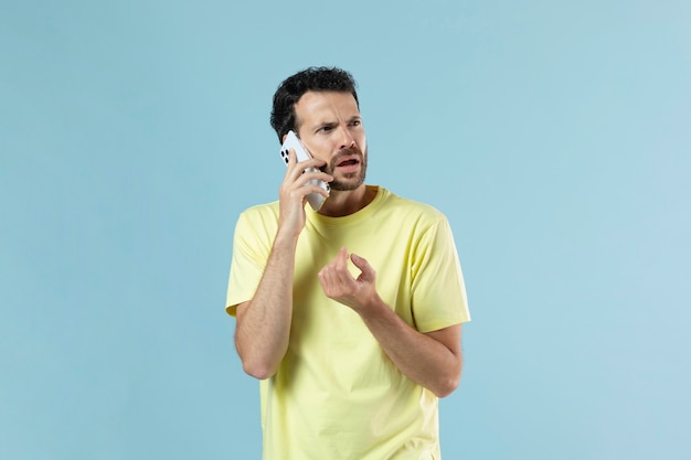 Portrait de jeune homme dans une chemise jaune