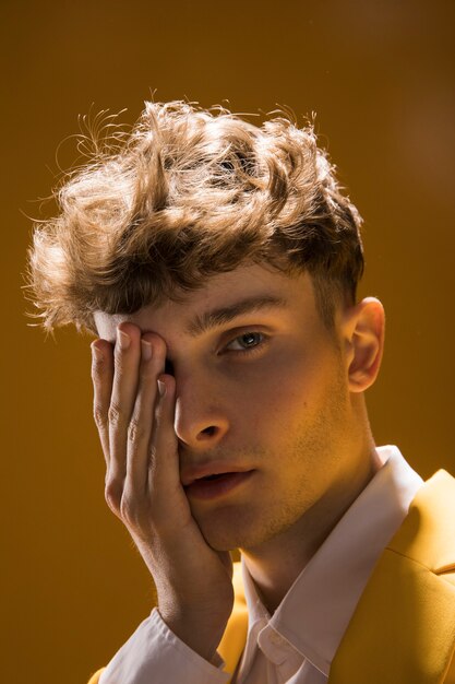 Portrait d&#39;un jeune homme dans une scène jaune