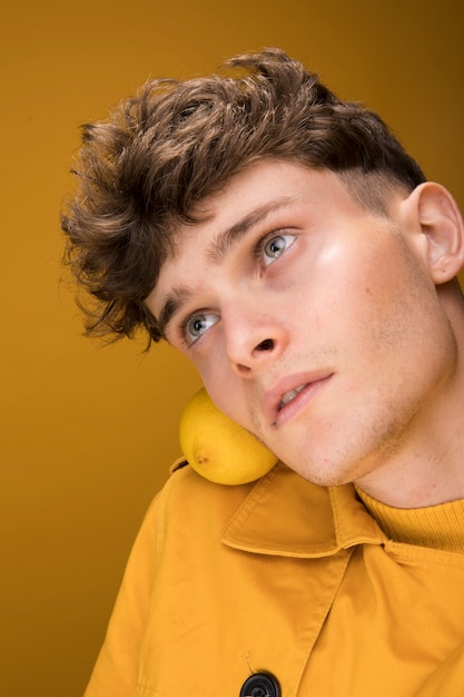 Portrait d&#39;un jeune homme dans une scène jaune