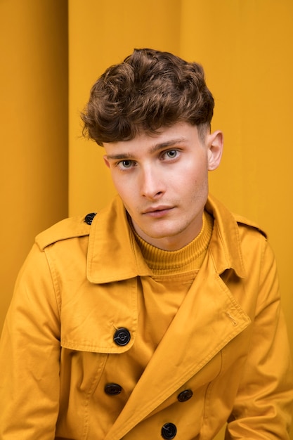 Photo gratuite portrait d'un jeune homme dans une scène jaune