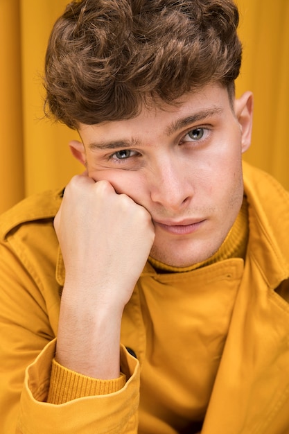 Photo gratuite portrait d'un jeune homme dans une scène jaune
