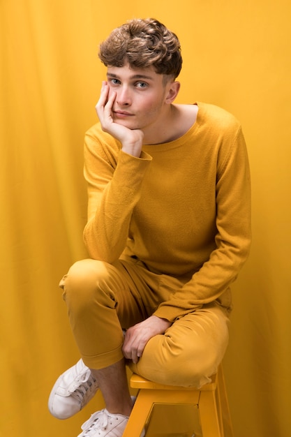 Portrait d&#39;un jeune homme dans une scène jaune