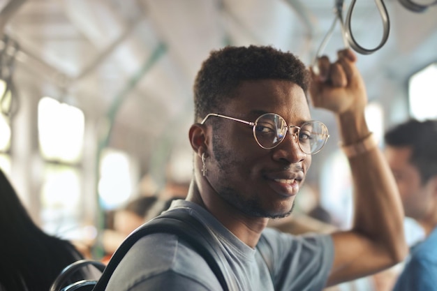 portrait d'un jeune homme dans un tram