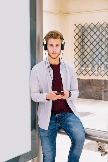 Portrait d&#39;un jeune homme à l&#39;écoute de la musique