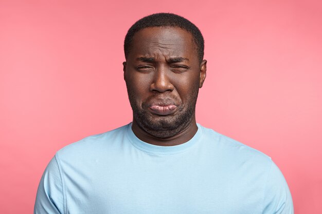 Portrait de jeune homme expressif