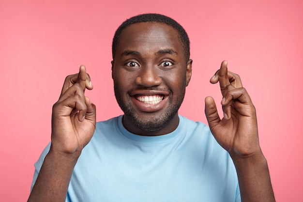 Portrait de jeune homme expressif