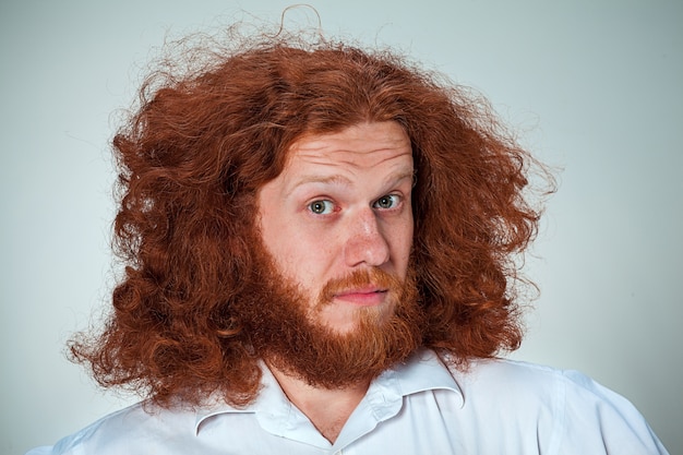 Photo gratuite portrait de jeune homme avec une expression faciale choquée