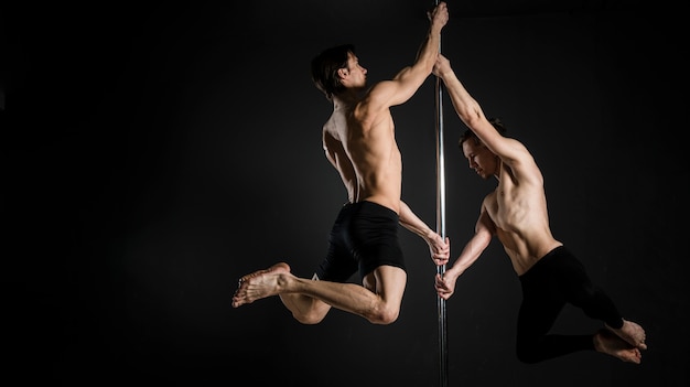 Portrait de jeune homme faisant une pole dance