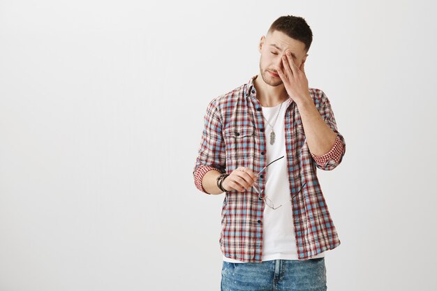 Portrait de jeune homme fatigué posant