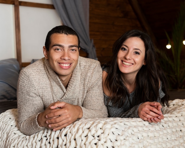 Portrait De Jeune Homme Et Femme Souriante