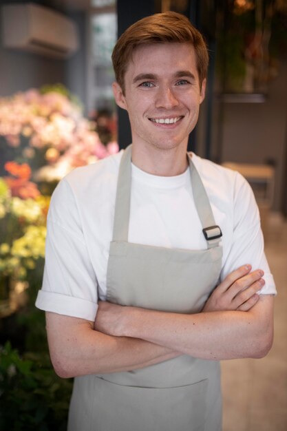 Portrait de jeune homme fleuriste au travail