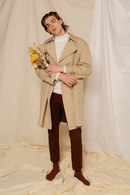 Portrait de jeune homme avec des fleurs