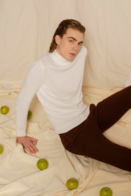 Photo gratuite portrait de jeune homme avec des fleurs