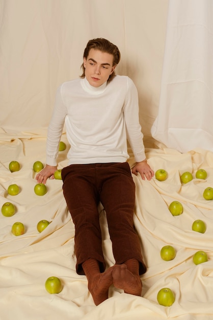 Photo gratuite portrait de jeune homme avec des fleurs