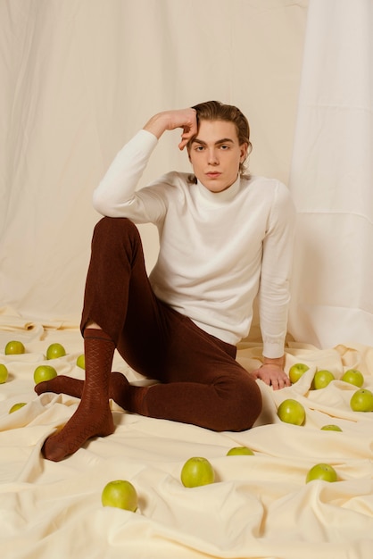 Portrait de jeune homme avec des fleurs