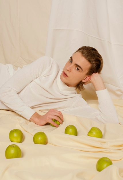 Portrait de jeune homme avec des fleurs