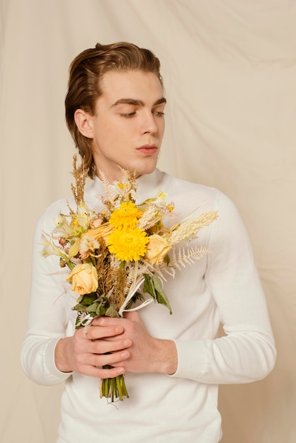 Portrait de jeune homme avec des fleurs