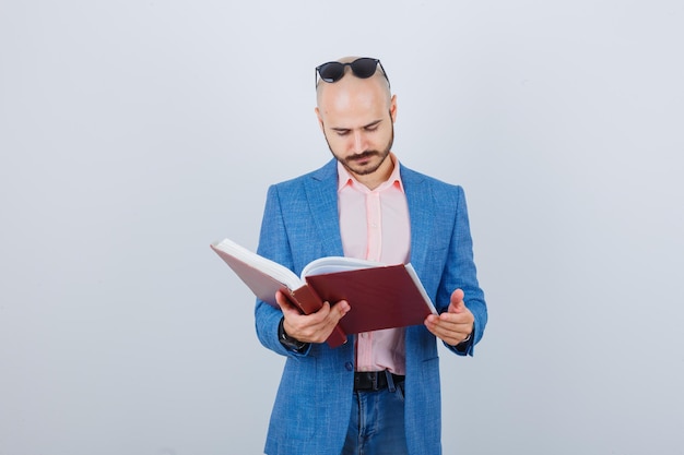 Portrait d'un jeune homme gai