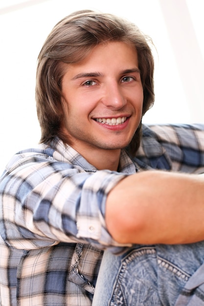 Portrait de jeune homme heureux