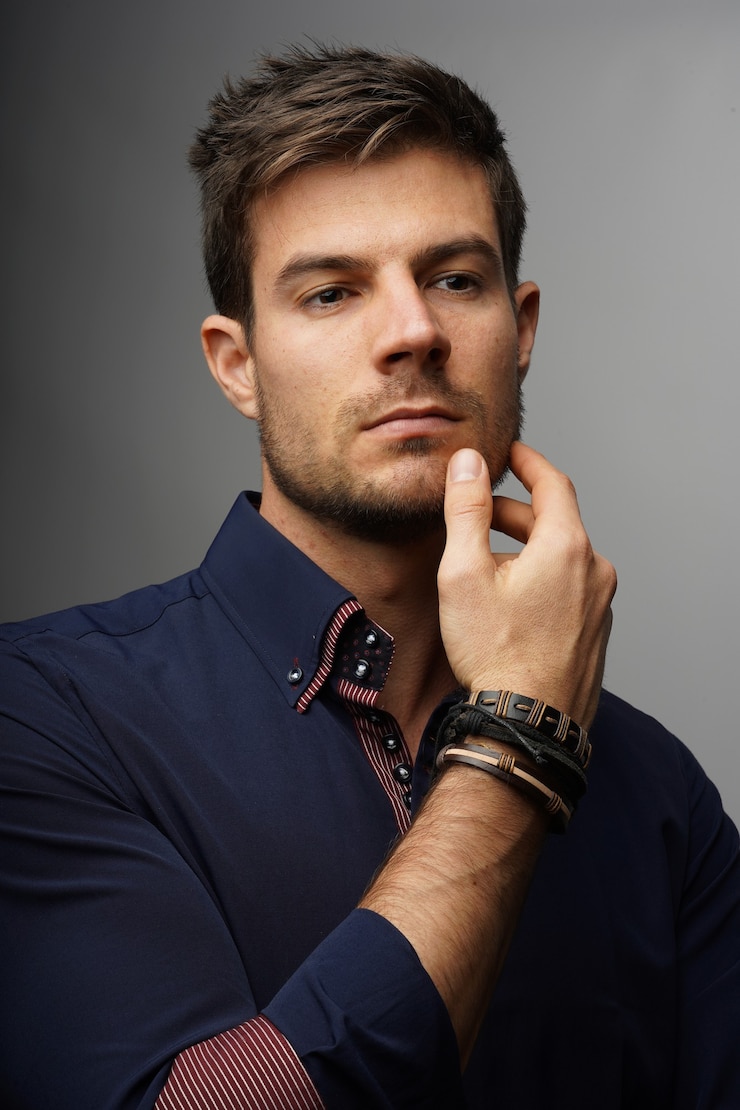 Photo gratuit portrait d'un jeune homme hispanique dans une tenue formelle avec une expression de visage sérieuse