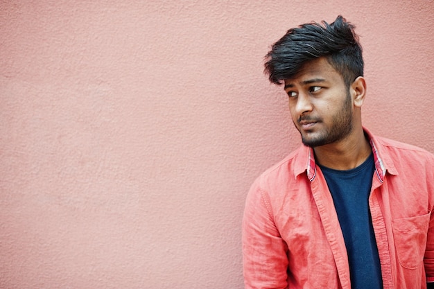 Photo gratuite portrait de jeune homme indien élégant modèle isolé sur fond de mur rose