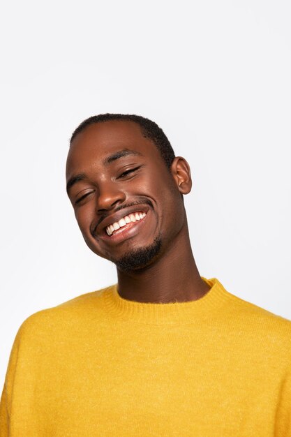 Portrait de jeune homme isolé