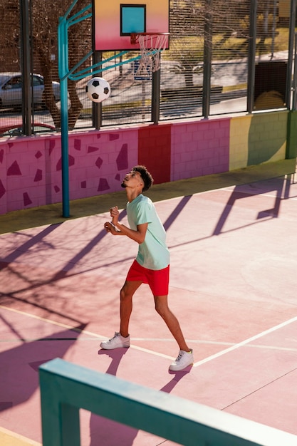 Portrait jeune homme jouant au football