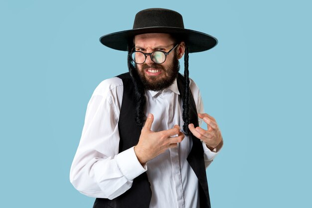 Portrait d'un jeune homme juif orthodoxe pendant le festival de Pourim. Vacances, célébration, judaïsme, concept de religion. Les émotions humaines