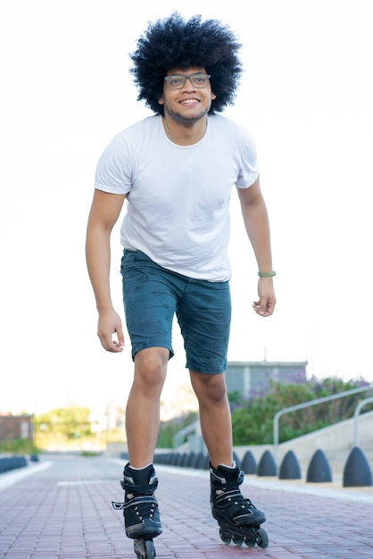 Portrait de jeune homme latin roller à l'extérieur dans la rue. Concept sportif. Concept urbain.