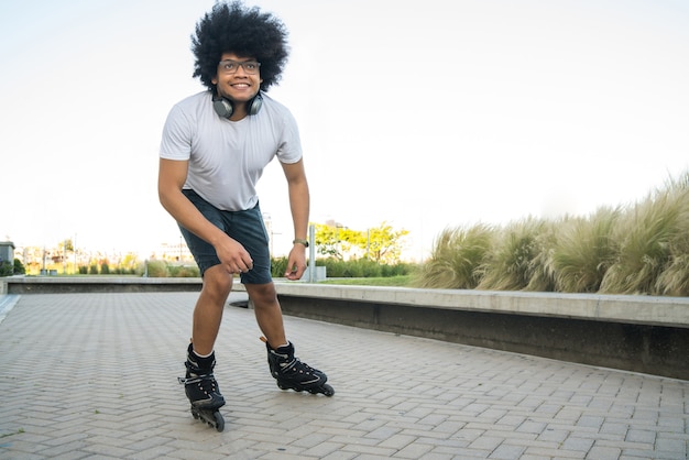 Portrait De Jeune Homme Latin Roller à L'extérieur Dans La Rue