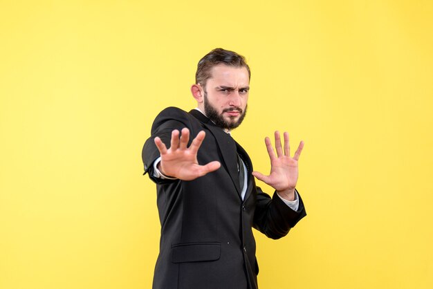 Portrait de jeune homme les mains ouvertes en questionng expression