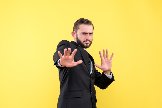 Portrait de jeune homme les mains ouvertes en questionng expression