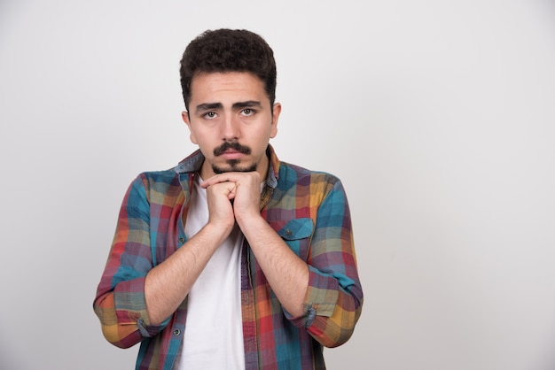 Portrait de jeune homme malheureux.