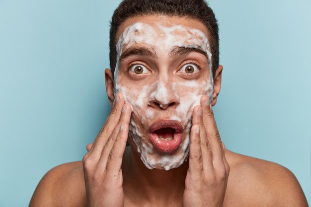 Portrait de jeune homme avec masque facial