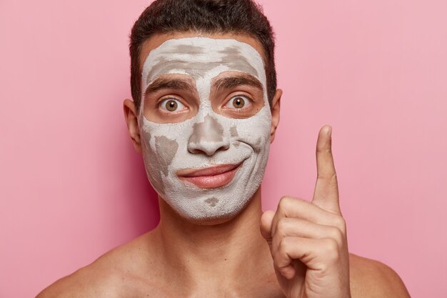 Portrait de jeune homme avec masque facial