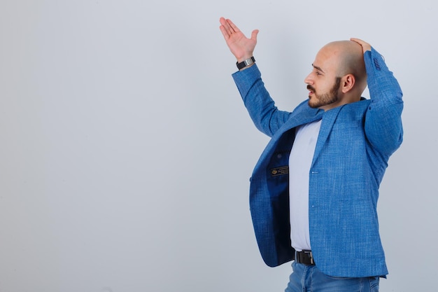 Portrait d'un jeune homme montrant quelque chose