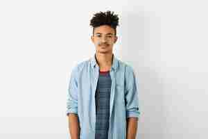 Photo gratuite portrait de jeune homme noir beau sur blanc