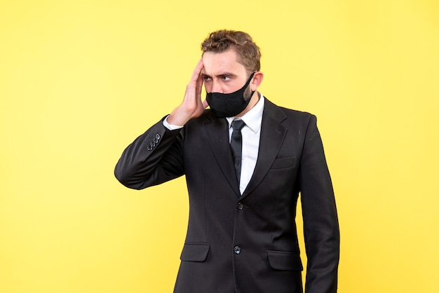 Portrait de jeune homme pensant et se concentrant sur un point