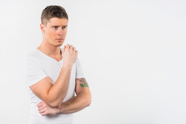 Portrait d&#39;un jeune homme pensif, debout sur un fond blanc