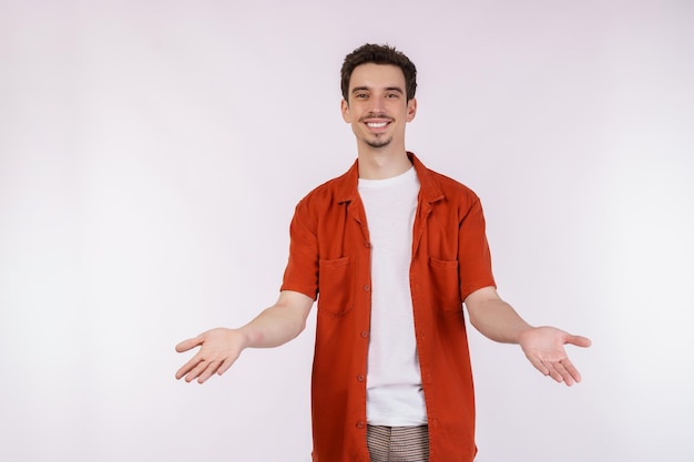 Photo gratuite portrait d'un jeune homme perplexe et désemparé les bras demandant pourquoi quel est le problème qui s'en soucie alors ce que je ne sais pas