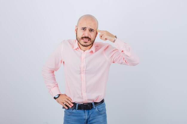 Portrait de jeune homme pointant la tête